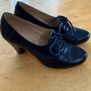 Dolce Nome Navy sz 5 oxford heels